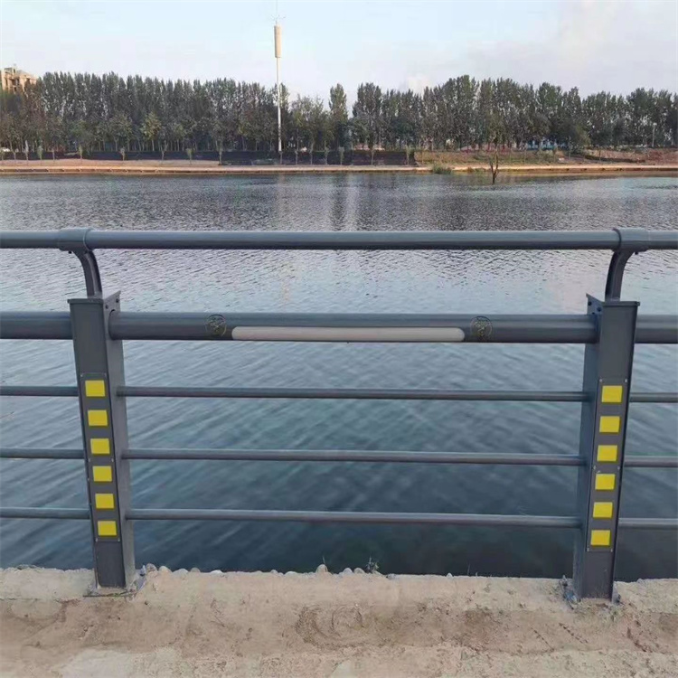 氟碳漆桥梁护栏立柱人工焊接结构稳定