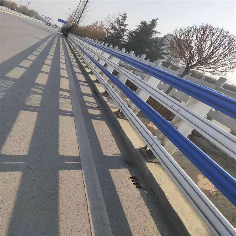 【氟碳漆喷塑防撞护栏,河道防撞护栏品质有保障】