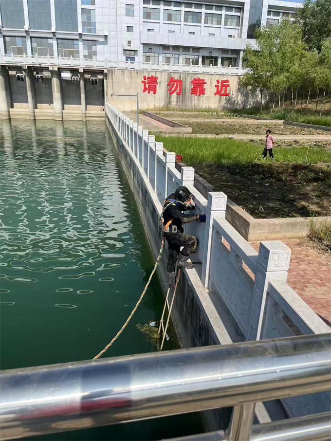潜水员水下施工队伍经验丰富