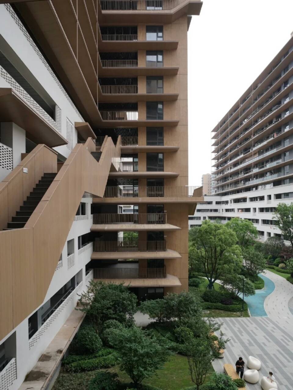 生态复古木纹漆施工价格#方钢圆管#长廊护栏#园林建筑
