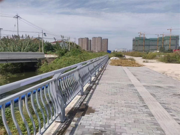 公路桥梁防撞护栏《六安》附近鑫鲁源金属制造有限公司售后无忧