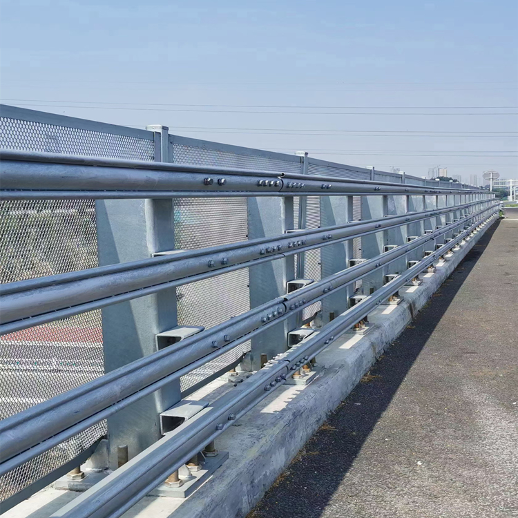 【氟碳漆喷塑防撞护栏-道路隔离护栏厂家库存量大】