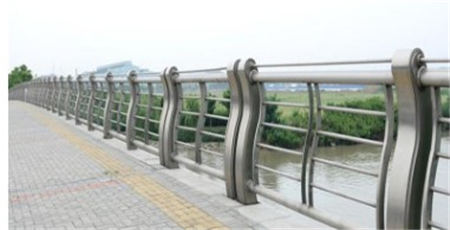 屯昌县Q355C喷氟碳漆护栏品质优异